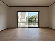 【リビング/約7.5帖】南側に窓が設けられたリビング。日当たりに恵まれた住空間で、ご家族団らんの時間を過ごせます。