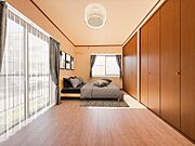 【洋室/約7.5帖】独立した洋室ですので、プライベートな時間を大切に過ごせます。＊室内実写にCGでカーテン、シーリングライト、家具、絵画を配置しています。当物件には家具などは付帯しません。