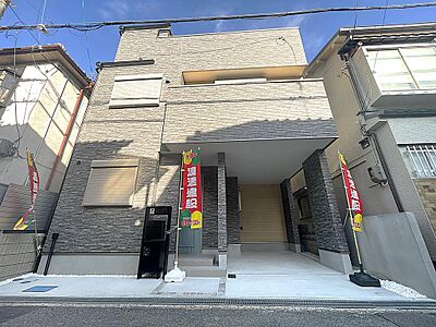 外観:【現地外観写真】ご家族が集うLDKを2階に配置しているため、外からの視線が気になりにくくのびのびと寛げます♪LDKは3ヶ所に収納付きで、住空間を有効に使えそうです。 外観:【現地外観写真】ご家族が集うLDKを2階に配置しているため、外からの視線が気になりにくくのびのびと寛げます♪LDKは3ヶ所に収納付きで、住空間を有効に使えそうです。