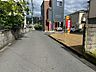 その他：【前面道路含む現地写真】スーパー、コンビニが徒歩9分圏内、保育施設、小学校が徒歩8分圏内。生活利便性が高く、子育て世帯にもおすすめの住環境です。