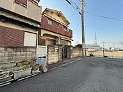 【前面道路を含む現地写真】前面道路は、アスファルト舗装がされており、ベビーカーや自転車でも通行しやすいです。
