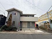 【前面道路を含む現地写真】リビング階段や対面式キッチンが採用され、コミュニケーションが取りやすい間取り設計です。全居室2面採光で、開放感のある住まい。