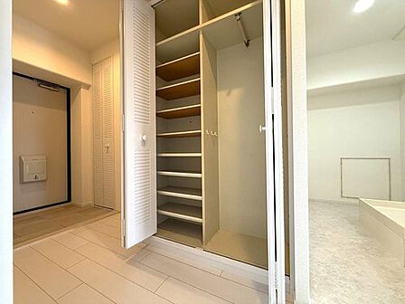 【廊下収納】収納量が豊富な廊下収納付きです。棚が備えられ、使い勝手が良いです。ハンガーパイプもあり、コートなどを収納できます。