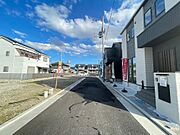 【前面道路を含む現地写真】快適で安心な長期優良住宅です。ぜひご家族そろって、現地をご見学ください。お問い合わせ、お待ちしております。
