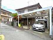 【前面道路含む現地写真】閑静な住宅街に位置します。幅広い世代に寄り添う、恵まれた住環境です。前面道路はアスファルト舗装されており、ベビーカーや自転車でも通行しやすいです。