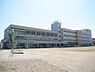 周辺：八尾市立高安西小学校まで約640m 徒歩8分。教育目標として「『認め合い、ともに学び、知・徳・体の調和がとれた「生きる力」を身につけ、自ら未来を切り拓く子どもの育成』が掲げられています。