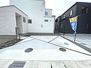並列2台駐車可能なカースペースを完備しております！前面道路幅員6ｍにつき楽々駐車が可能です！