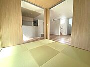 5.2帖の和室。キッチンから見えやすく、小さなお子様が遊んだりくつろいでいても安心です！