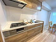 吊戸棚付きのシステムキッチンで調理用品をすっきり収納可能！