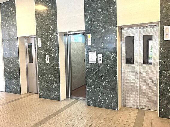 エレベーターで...