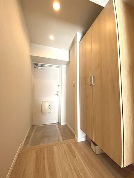 シューズボックスを完備した玄関。整理整頓された空間でお出迎えできますね。