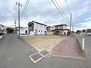 前面道路には歩道もあり安心です。