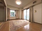 10.1帖のリビング。南東角部屋で二面採光の明るい空間！リフォームもお気軽にご相談ください。