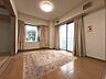 リビング/ダイニング：10.1帖のリビング。南東角部屋で二面採光の明るい空間！リフォームもお気軽にご相談ください。