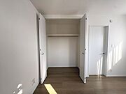 6帖の洋室2。各居室に収納スペースを完備！すっきりまとまったお部屋づくりが可能です。