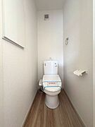 温水洗浄便座付トイレ。各階トイレで混雑時も安心です。