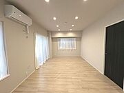 16帖のリビング。角部屋につき二面採光の明るい空間です。