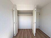 5.25帖の洋室。お子様の衣類や学校用品も収納できるクローゼットがございます。