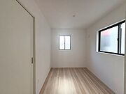 4.5帖の納戸。リビングに隣接しており、ご家族のライフスタイルに合わせてご使用可能です。