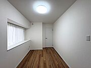 5.8帖の洋室。こちらのお部屋にも嬉しいウォークインクローゼットを完備しております！