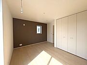 8.75帖の洋室。アクセントクロスが魅力の空間。お洋服を掛けて収納できるクローゼットを完備！