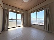 角部屋につき二面採光で解放感溢れる空間です♪