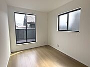5帖の洋室。バルコニーに面しており、開放感のあるお部屋です。