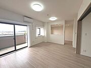 15.8帖のリビング。南向きの窓に面した陽当たり良好な空間です。室内リノベーションで快適！