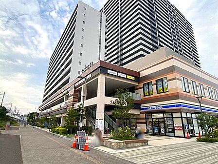 tekuteながまち10時～20時まで営業しております。スーパーやレストラン、カフェ等の飲食店、雑貨店などの商業施設が集まったショッピング施設です。 750m