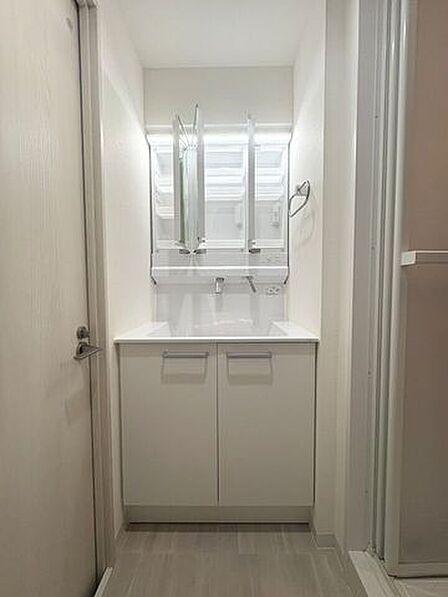 三面鏡の洗面化粧台。鏡裏には収納できるので水回りもすっきり整頓できますね！