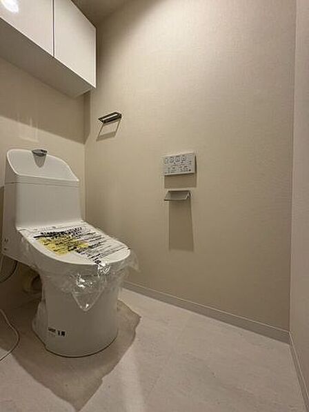 温水洗浄便座付トイレ。上部収納棚付きでペーパーや掃除用品の保管も可能です！