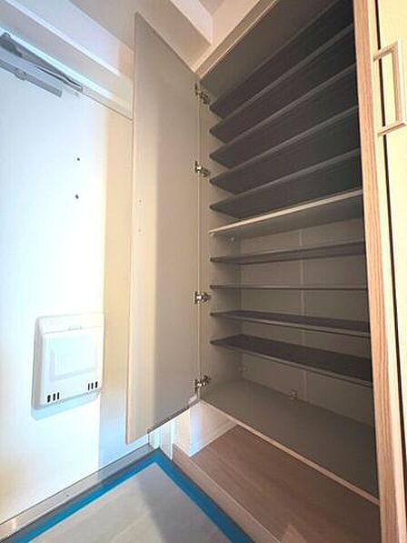 高さのある棚で収納量もしっかり確保されており、家族分の靴や日用品もすっきり収まります。