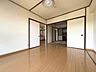 洋室：6帖の洋室。リビングや和室に隣接しており、開放的な空間です。