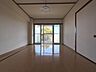 洋室：6帖の洋室。バルコニーに面しており、陽光を感じるお部屋です。