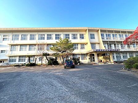 宮崎市立大宮中学校教育目標:「生きる力」を持ち、人間性豊かな生徒の育成。 490m