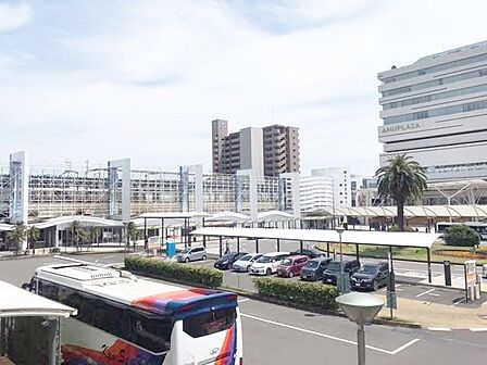 宮崎駅宮崎市中心部にある宮崎市の玄関口。日豊本線、日南線、宮崎空港線を直通で結ぶ。大型商業施設と隣接する。 480m