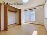 寝室：広くて明るい寝室