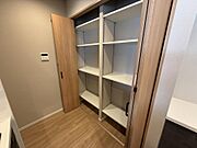 キッチンがきれいに片付く大型パントリーを設置しました。調味料やストック品などアイデア次第で便利に使えます。
