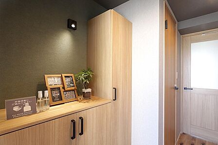 玄関。ロータイプとトールタイプの2種類の収納がついています。