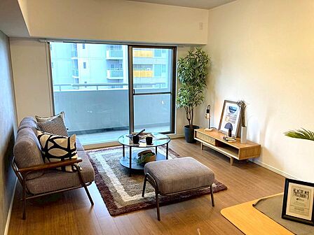 ペット飼育可(規約有)!バルコニーに面したご家族が集うリビング空間。