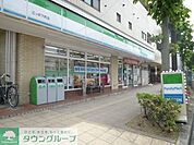 ファミリーマート 徒歩7分。コンビニ 530m