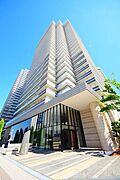 ★豊かな開放感と品格を醸し出す吹き抜けのエントランスホール★
