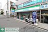 周辺：ファミリーマート 大倉山駅前店 徒歩5分。 350m
