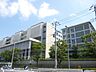周辺：私立慶應義塾大学日吉キャンパス 875m