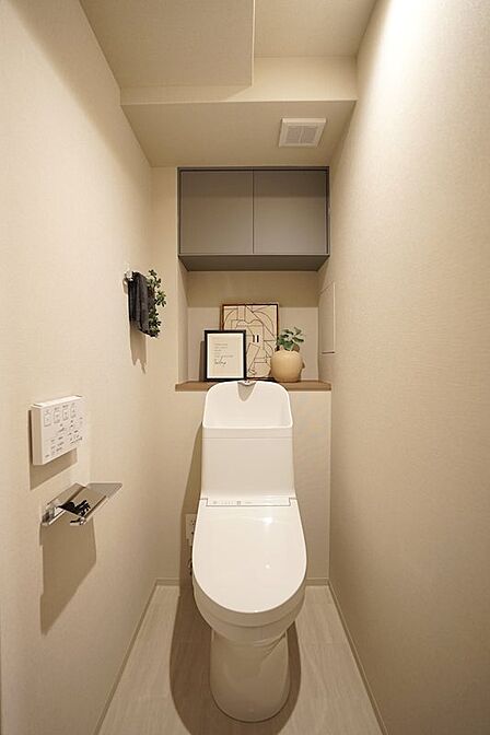 汚れがつきにくい素材やフチなし形状など、日々のお手入れがしやすい工夫を凝らしたTOTOのトイレです。