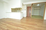 陽当たり良好な広々リビングで、家族団らんのひとときを過ごせます。