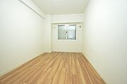 約5.0帖の洋室は、集中できる書斎や趣味の空間として最適にご利用いただけます。