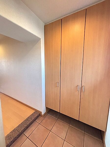 玄関には靴を集約できる大きな収納がございます。