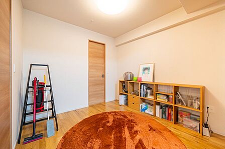 LDKに隣接した洋室はオープンで利用してもOK♪