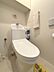トイレ：【トイレ】温水洗浄便座機能付きのトイレです。